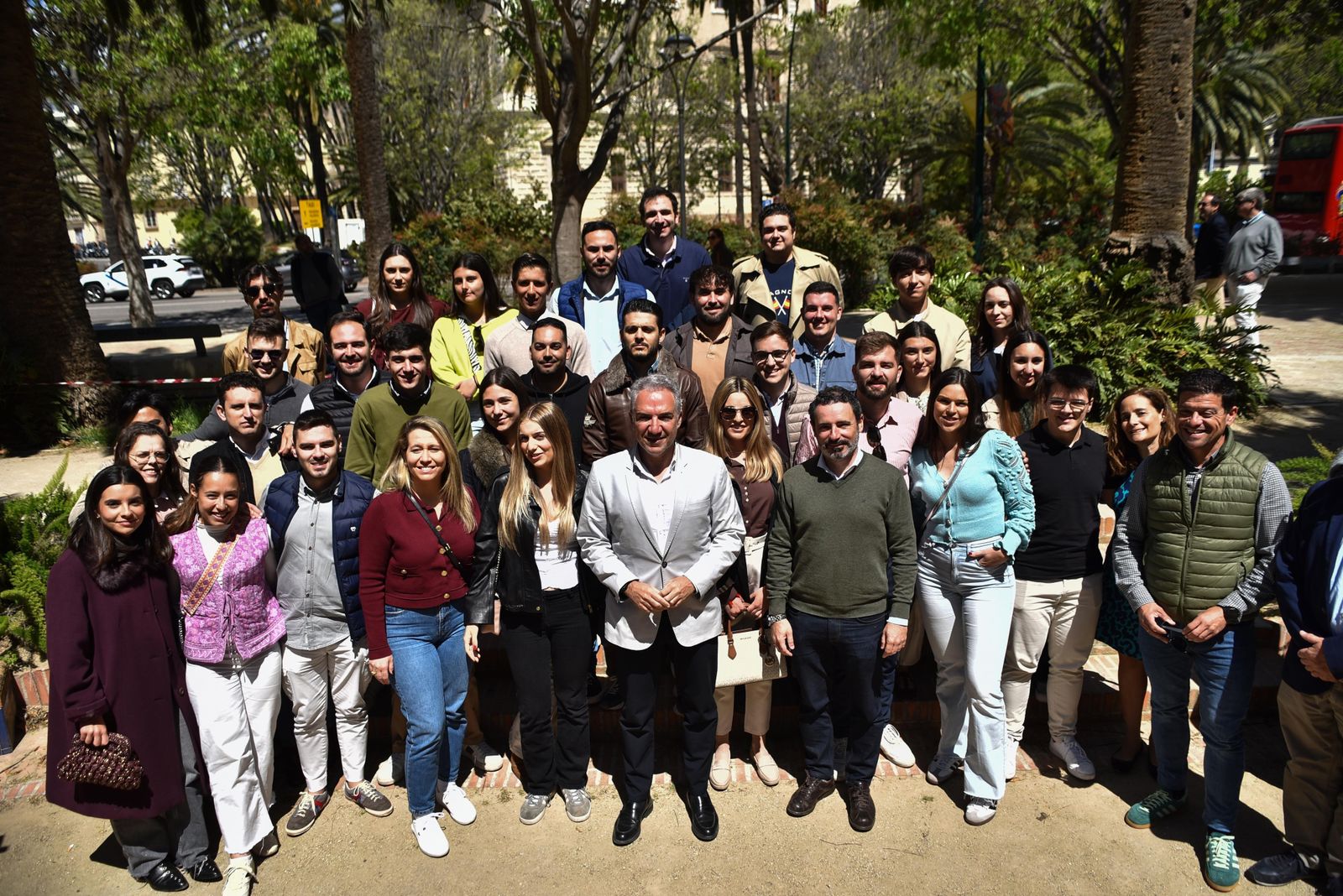 El vicesecretario de Coordinación Autonómica del PP, Elías Bendodo, y el dirigente regional José Ramón Carmona, este sábado con jóvenes en Málaga.