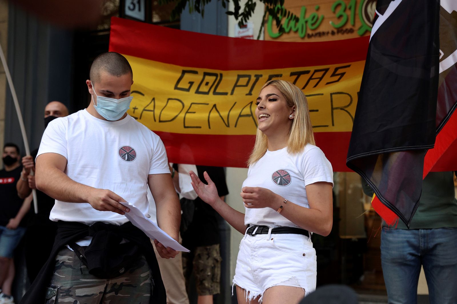 Ultraderechista española detenida al entrar a Alemania con una bandera nazi