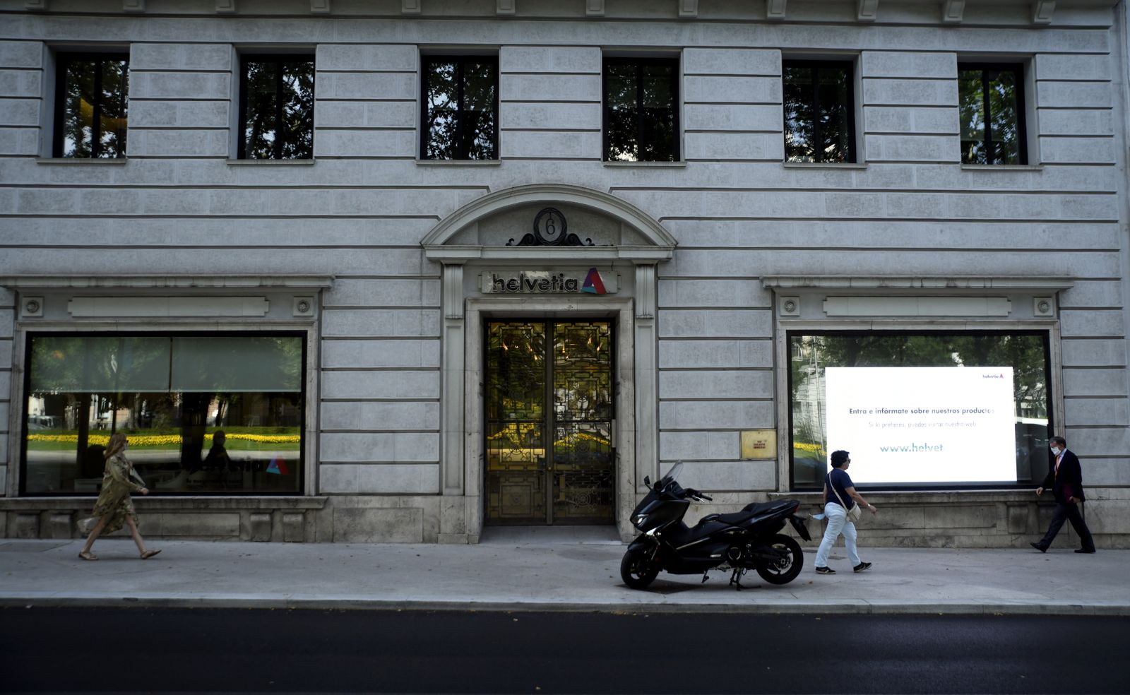 Archivo - Fachada de la sede del grupo de seguros suizo Helvetia, en Madrid (España), a 25 de junio de 2020. Helvetia colocó ayer un bono híbrido subordinado por 600 millones de euros en el mercado de capitales europeo, con el que completa la financiación