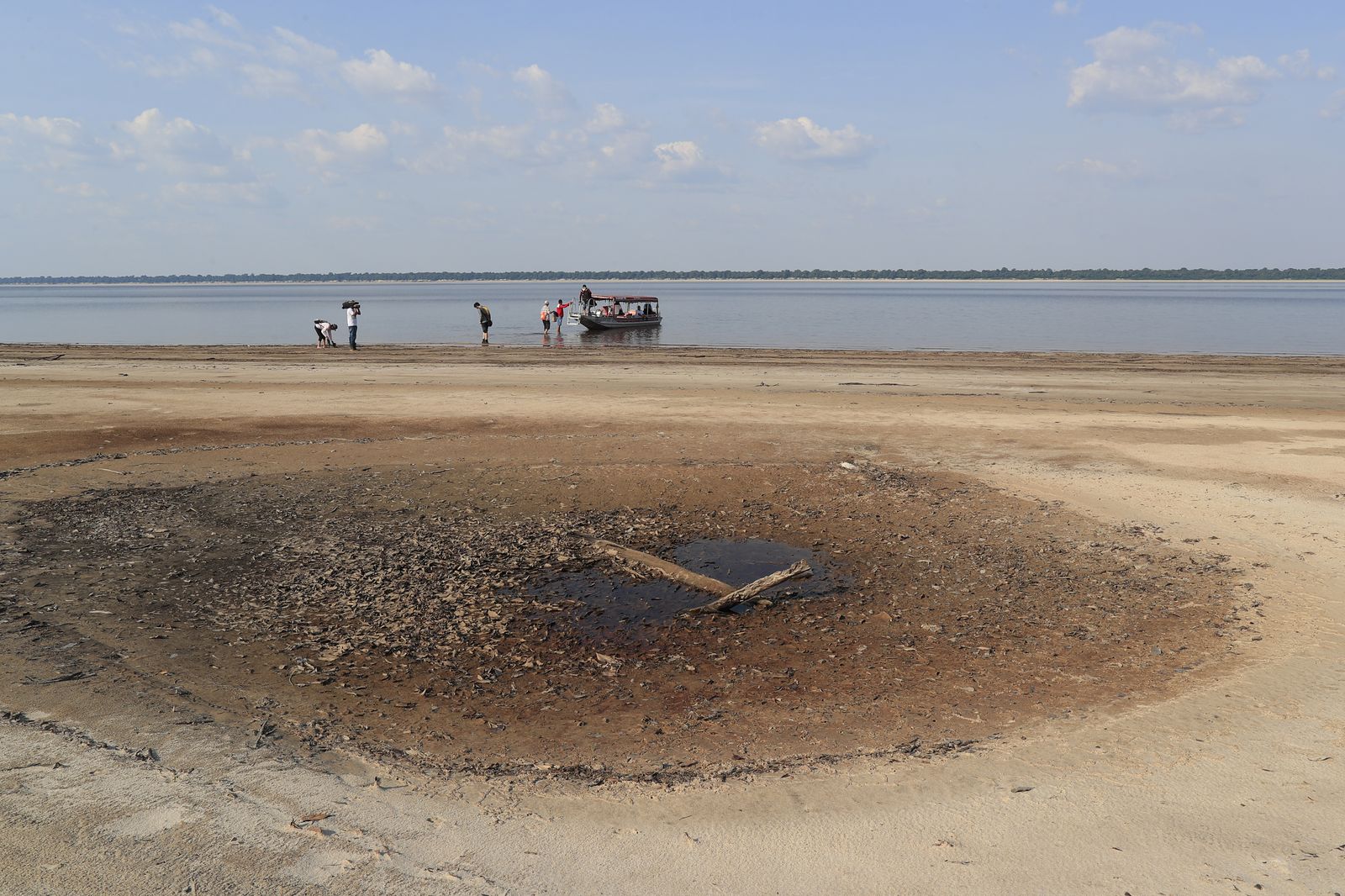 Fotografía de archivo del 28 de octubre de 2023 donde se muestra una zona de río Negro afectada por una sequía en el estado de Amazonas (Brasil). EFE/ André Coelho