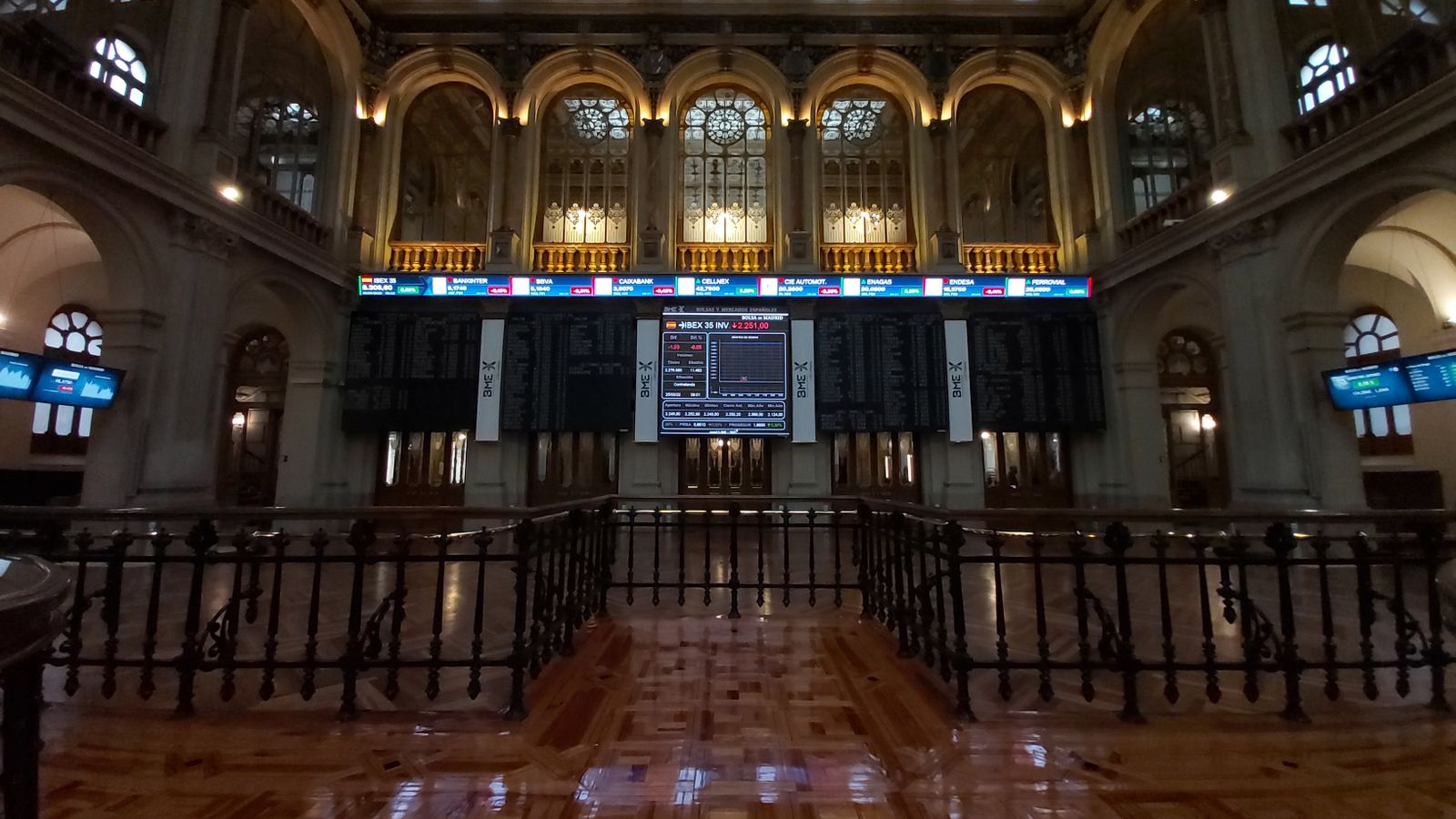 Vista del parqué madrileño de la Bolsa este viernes que ha abierto con una leve subida del 0,11 %, mientras se mantiene la atención en la guerra en Ucrania, y los inversores están a la espera de que EE.UU. y Europa anuncien un acuerdo para que el Viejo Continente reduzca su dependencia energética de Rusia. EFE/Altea Tejido