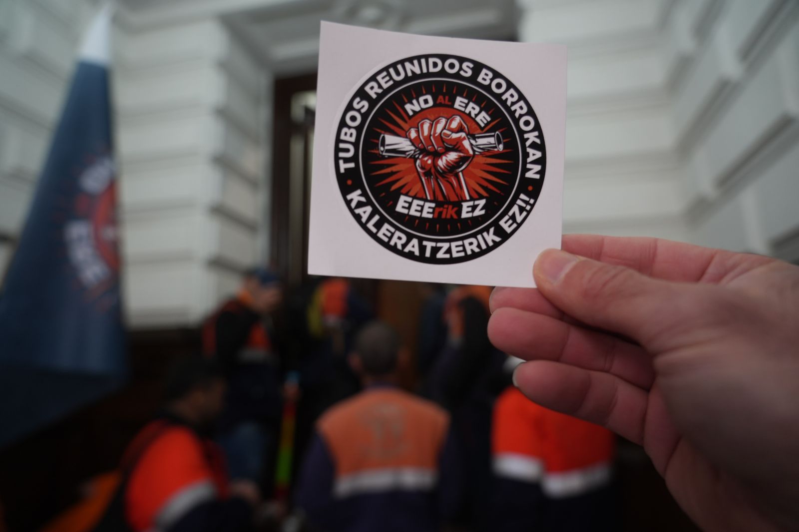 Archivo - Una persona sujeta una pegatinas durante una manifestación de los trabajadores de Tubos Reunidos