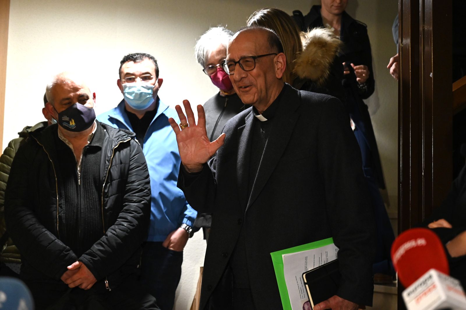 Víctimas de abusos piden a Omella que colabore con el Defensor del Pueblo