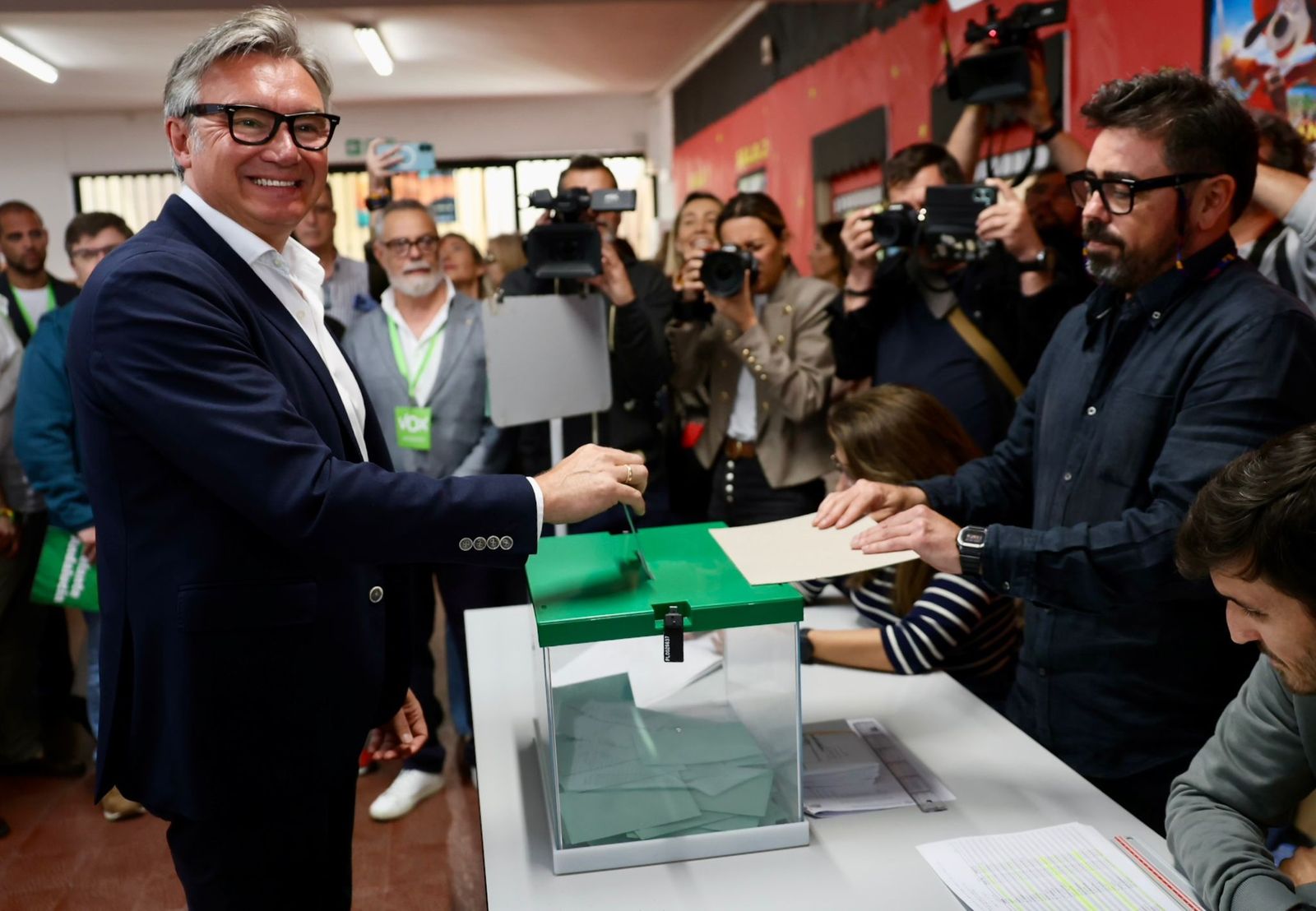 El candidato de Vox a la Presidencia de la Junta, Manuel Gavira, vota en el Colegio San Vicente de Paul en Cádiz.