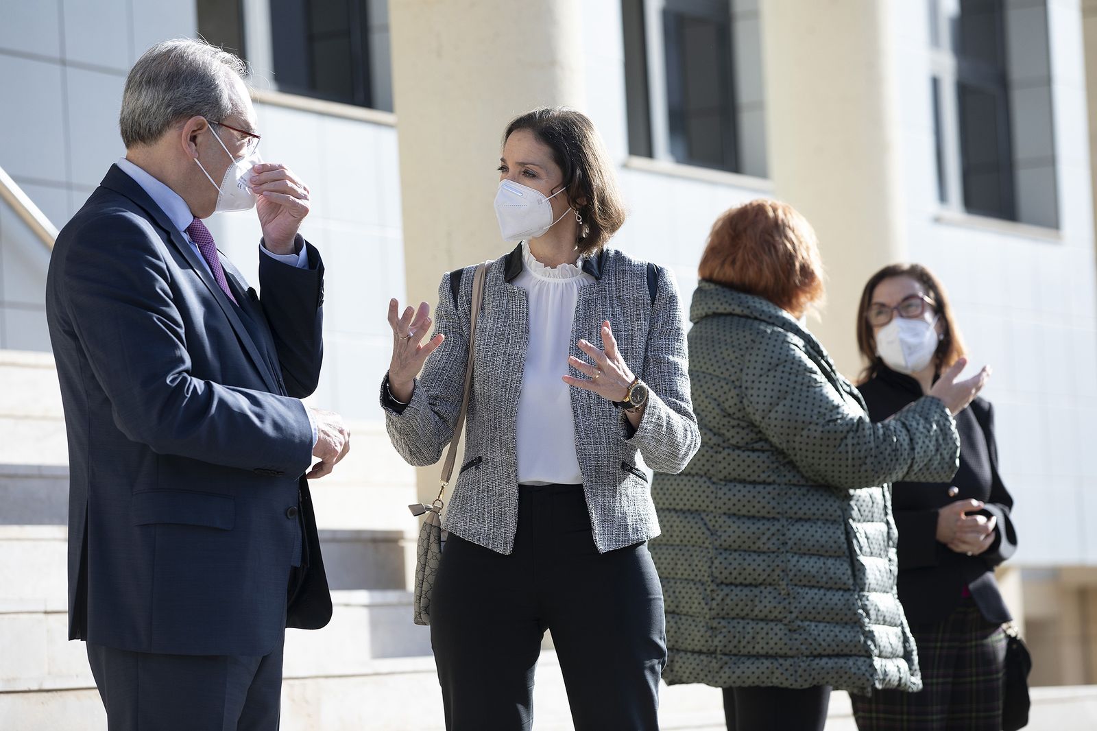 Archivo - El presidente de la patronal azulejera Ascer, Vicente Nomdedéu, conversa con la ministra de Industria, Comercio y Turismo, Reyes Maroto, en una imagen de archivo