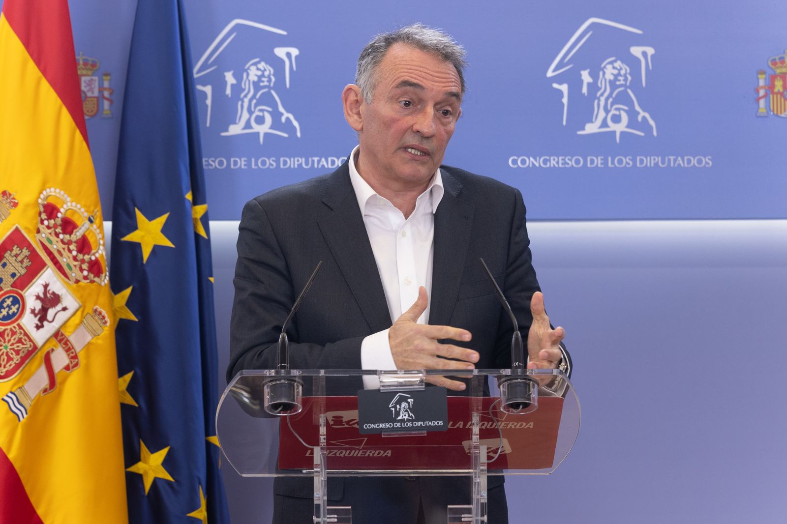 Archivo - El portavoz de Sumar en la Comisión de Interior del Congreso, Enrique Santiago, durante una rueda de prensa, en el Congreso de los Diputados, a 30 de enero de 2025, en Madrid (España).