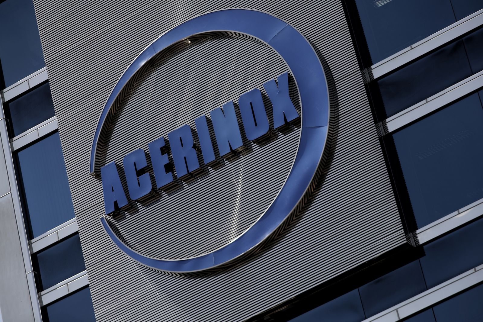 Archivo - Detalle del logo de Acerinox en el edificio de su sede en Madrid (España)