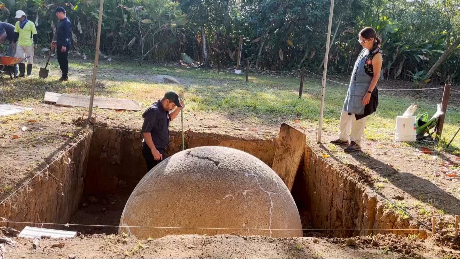 Costa Rica restaura esferas de piedra precolombinas con el apoyo de México
