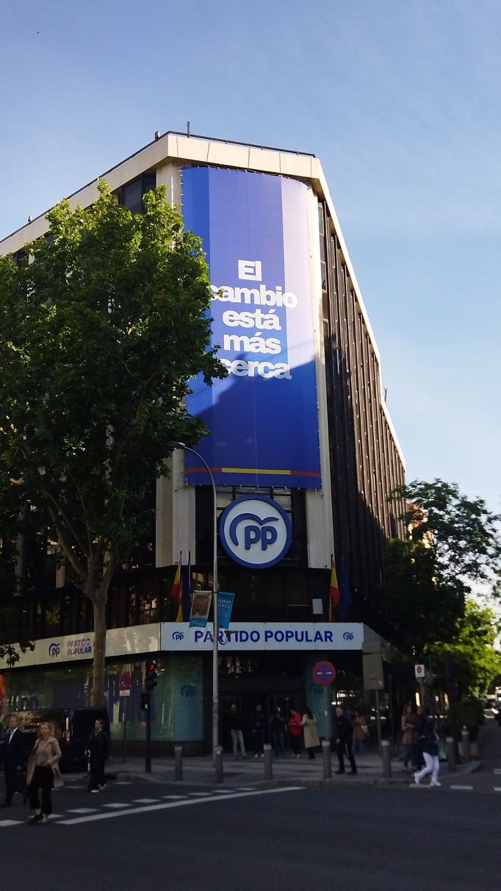La sede del PP amanece con una lona que asegura que "el cambio está más cerca", tras las elecciones andaluzas.