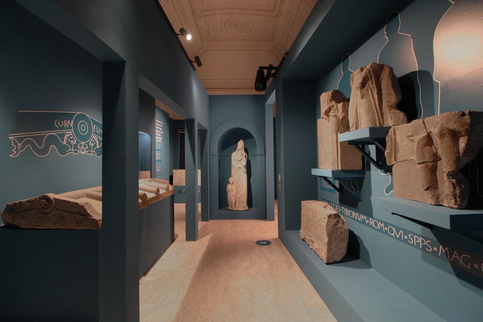 Las estatuas romanas cuentan la carrera en la "cosa pública"