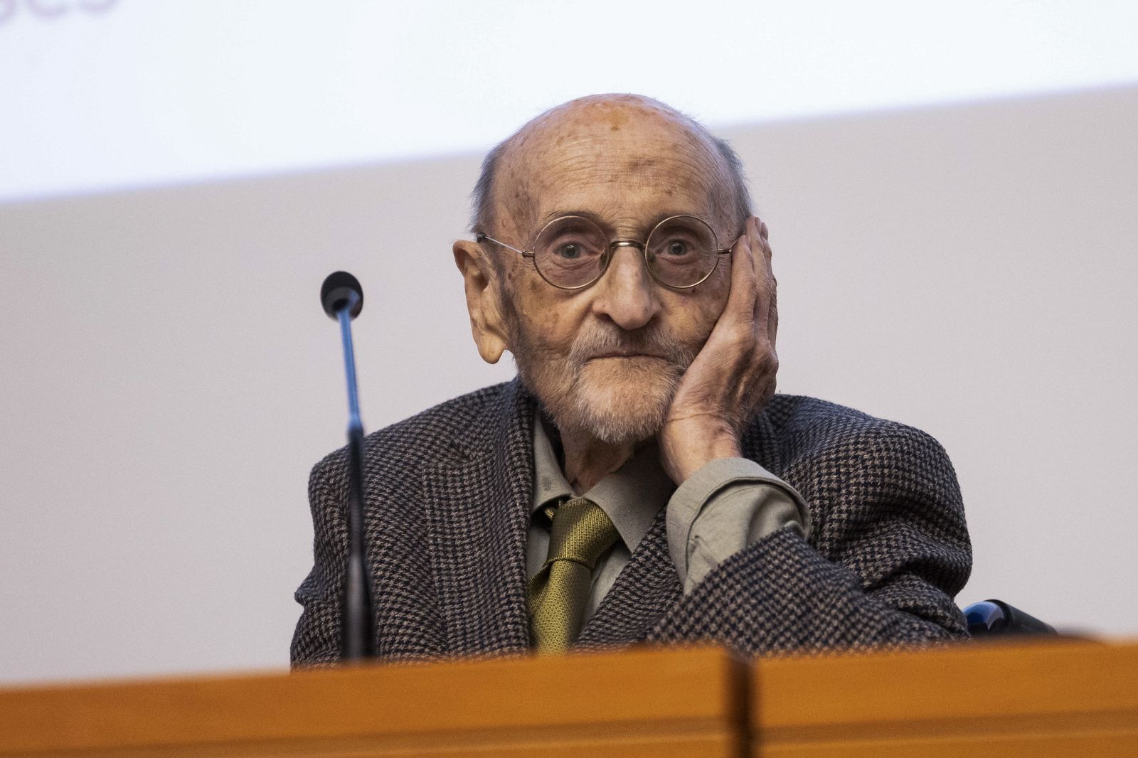 Álvaro Pombo recibe hoy el Premio Cervantes con un discurso sobre la fragilidad