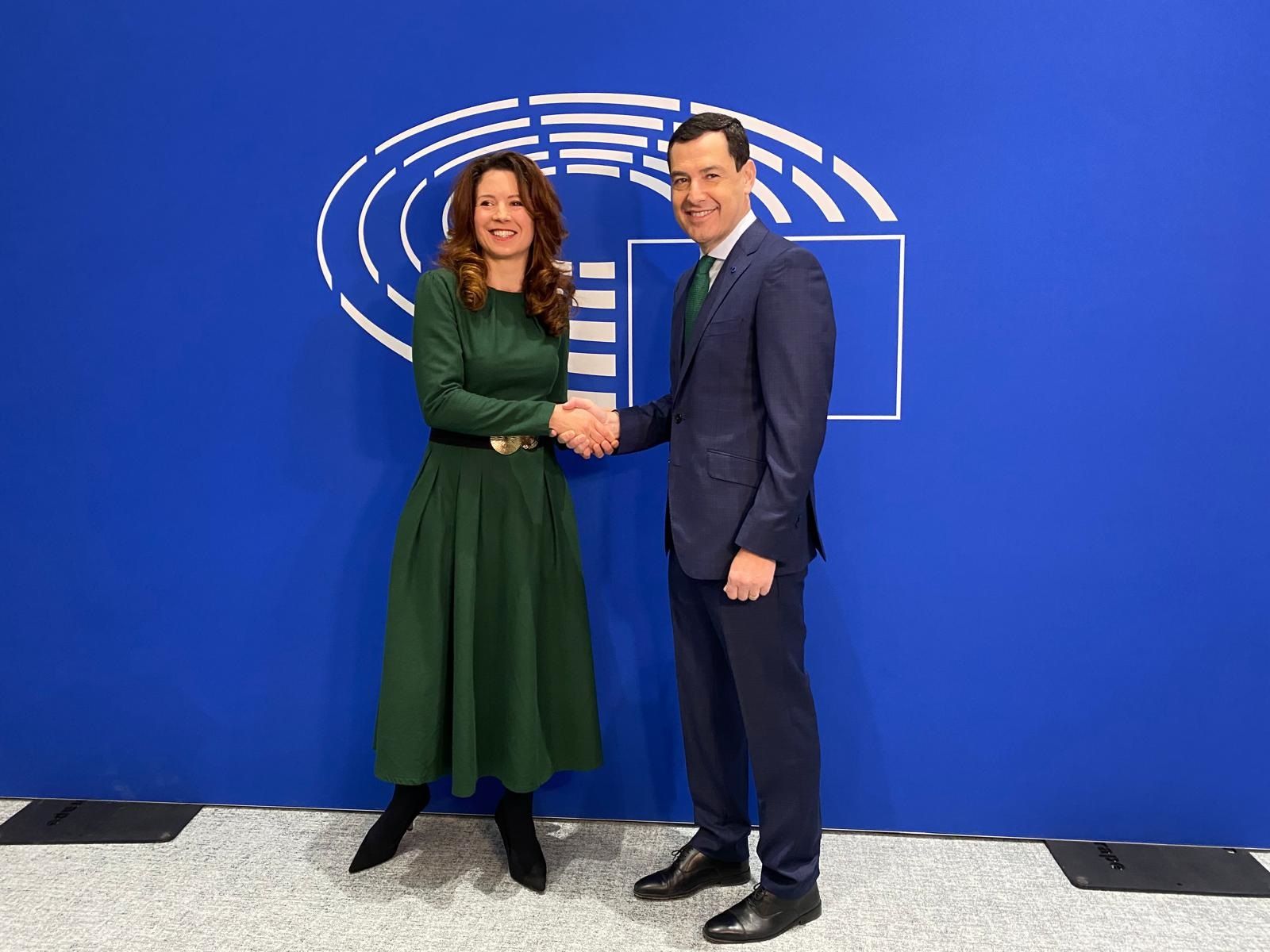 Archivo - Juanma Moreno y Kata Tütto, en Bruselas