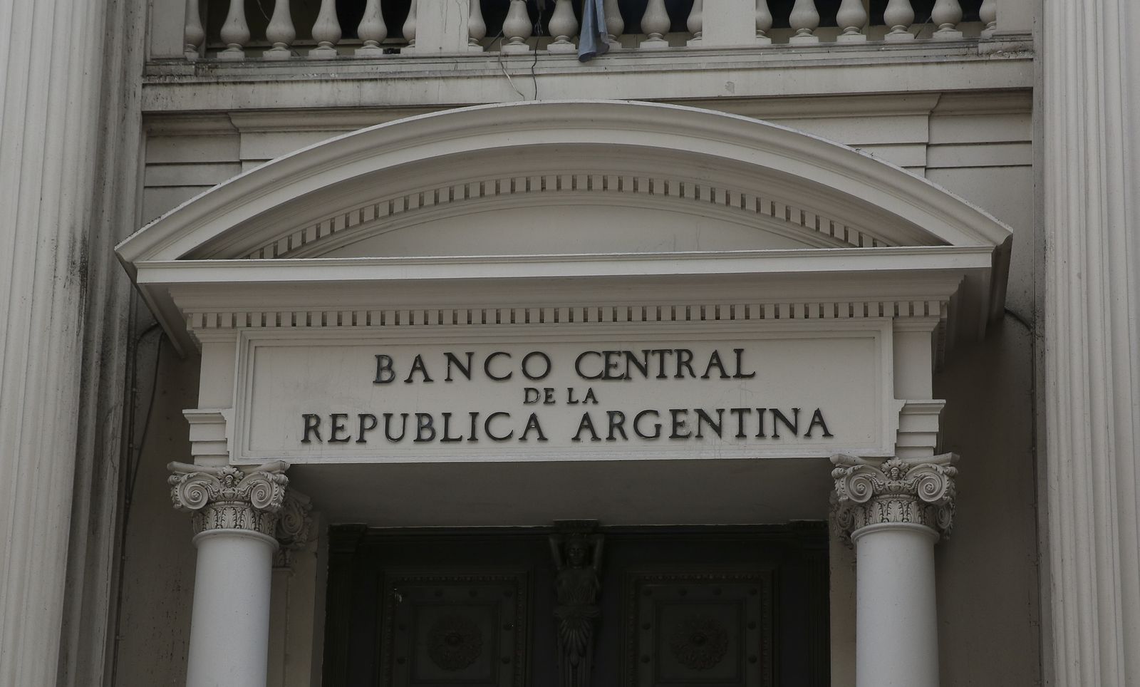 Argentina pasa a déficit fiscal en el primer bimestre del año