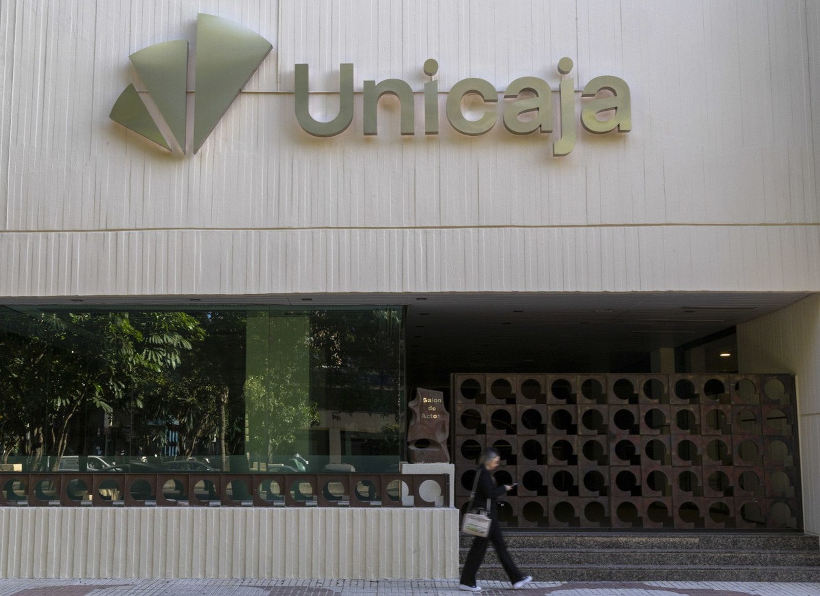 Archivo - 8M.- Unicaja vuelve a unirse a la Fundación Adecco para impulsar el empleo de mujeres en riesgo de exclusión