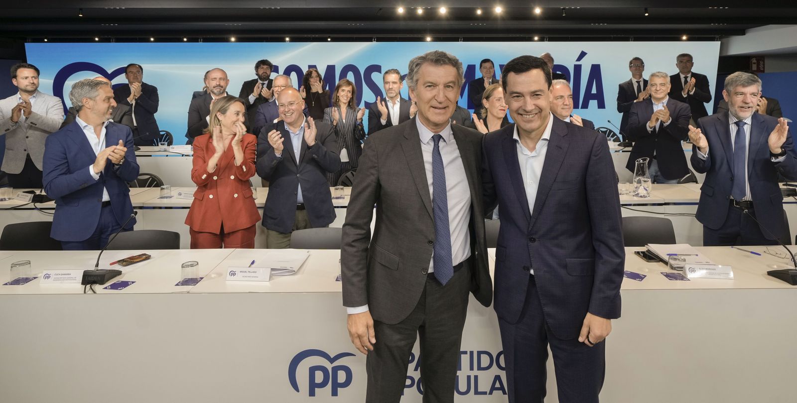 El líder del PP, Alberto Núñez Feijóo, junto al presidente andaluz en funciones, Juanma Moreno, en la reunión de la Junta Directiva Nacional del PP en Madrid.