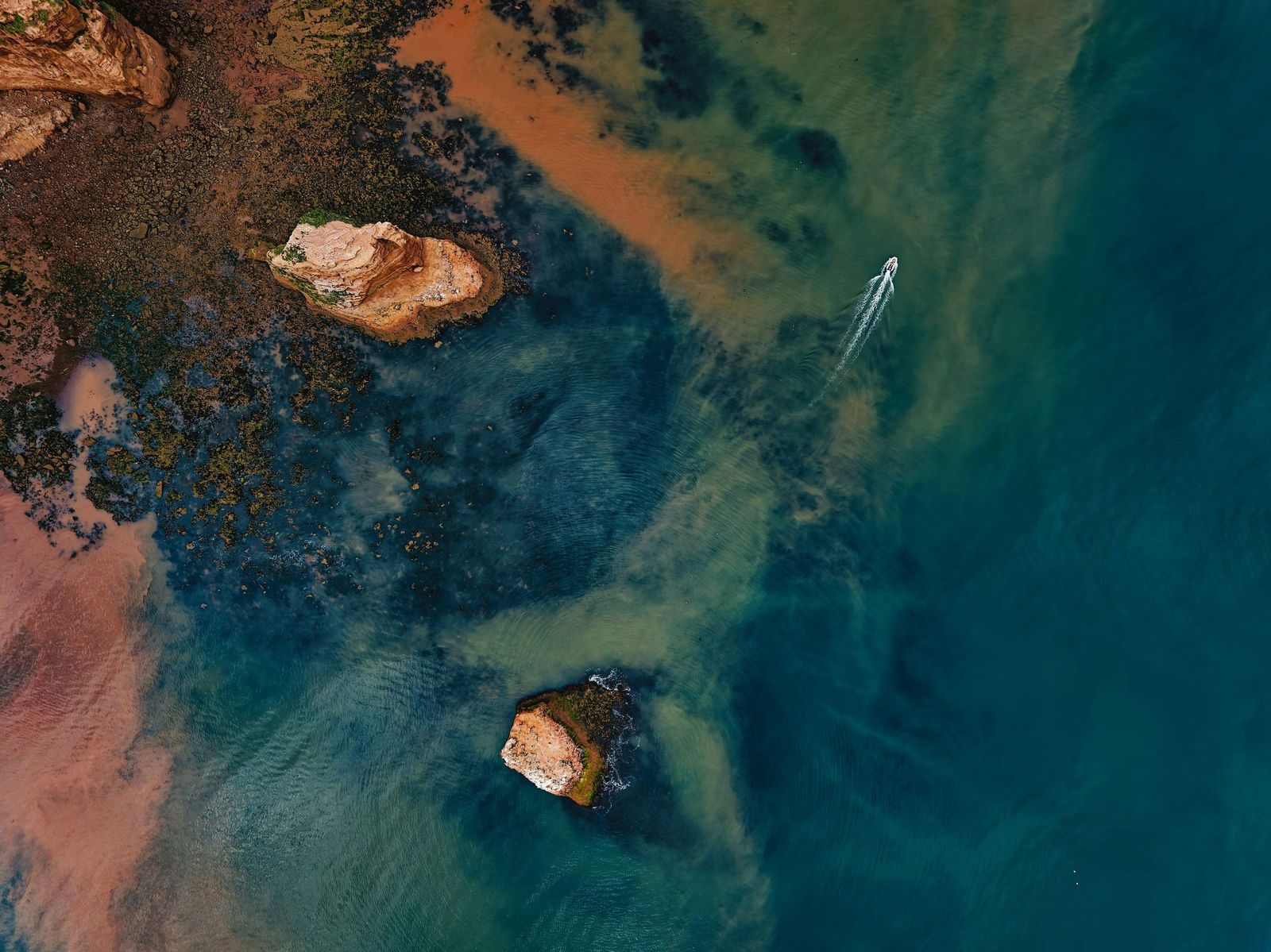 Una barrera contra residuos en el río Ozama frenará basura y plantas invasoras antes de llegar al Caribe