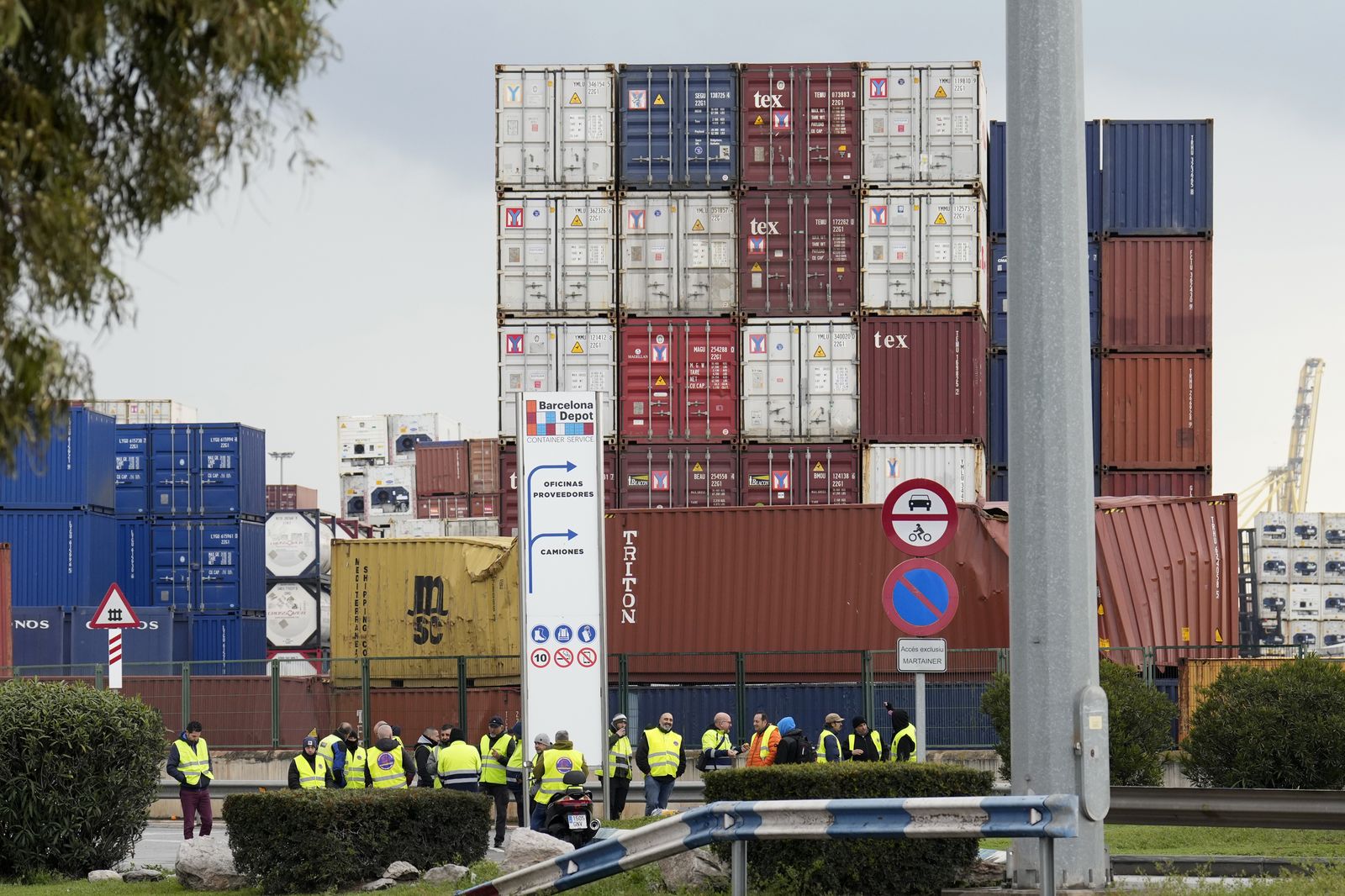 Unos 150 transportistas cortan la Ronda Litoral de Barcelona