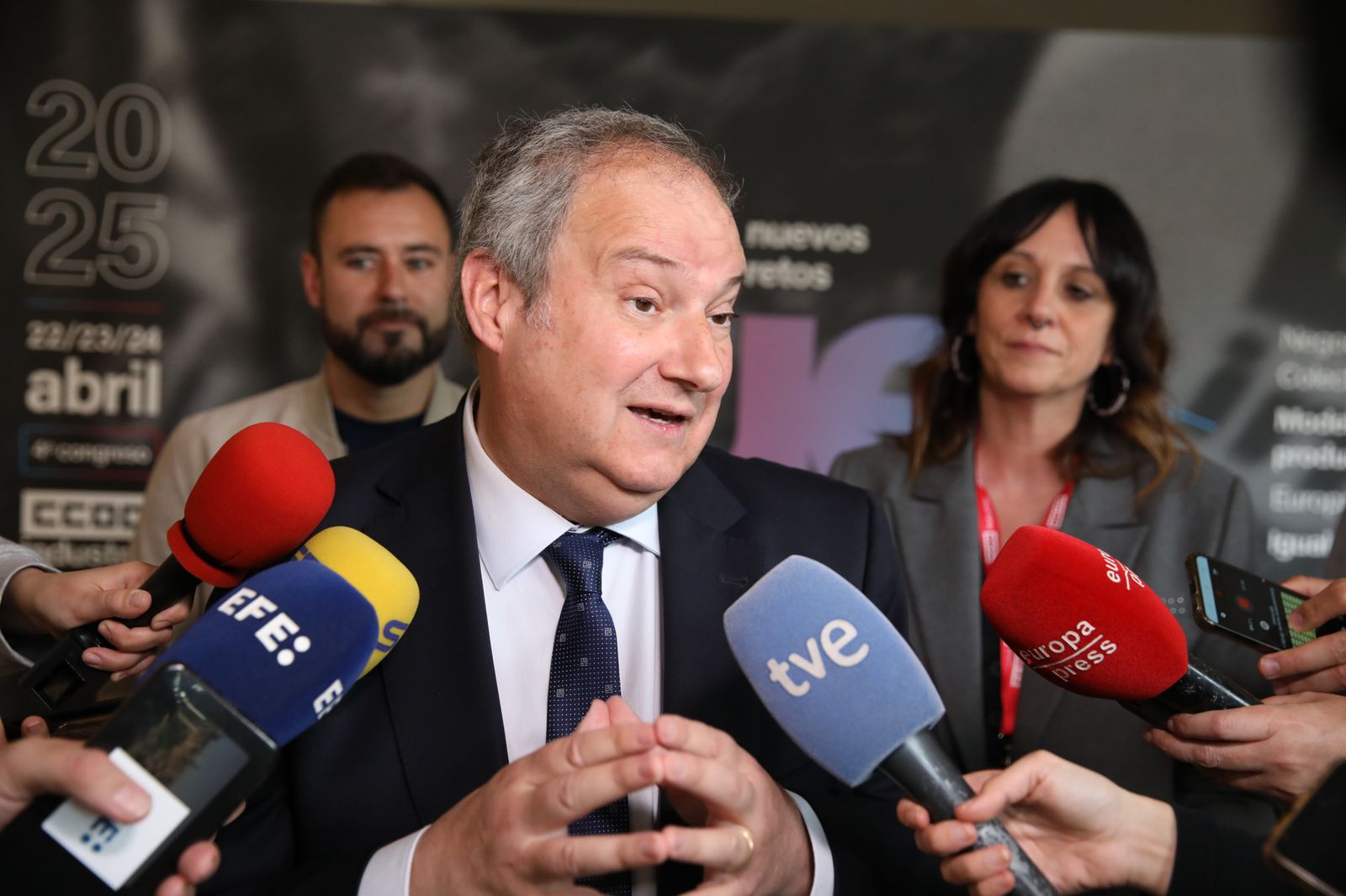 El ministro de Industria, Jordi Hereu, y la secretaria general de CCOO Industria, Garbiñe Espejo.