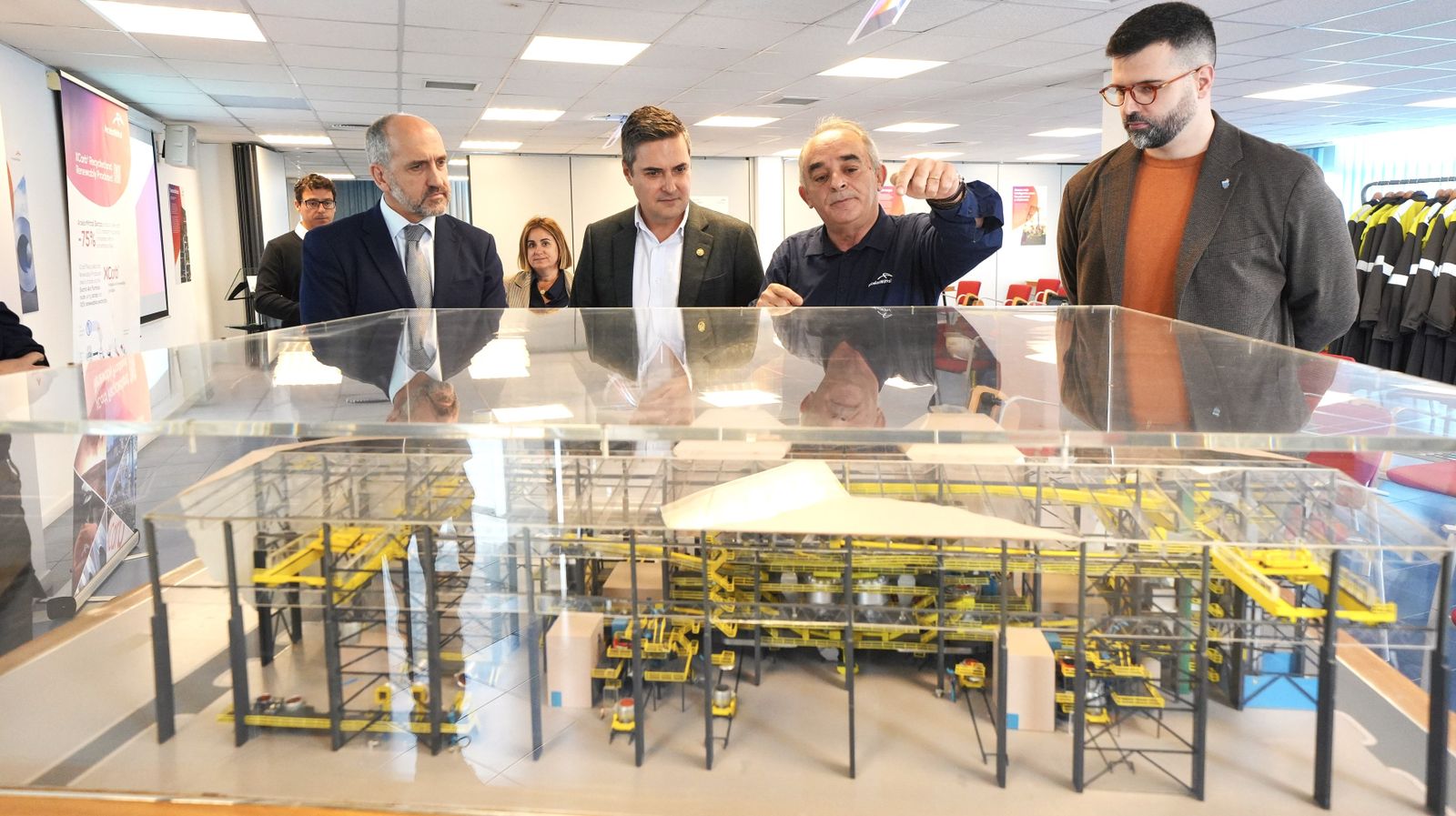 De izquerda a derecha, Jesús Izcue y Mikel Jauregi escuchan explicaciones sobre las inversiones de ArcelorMittal en Sestao en una visita a la planta junto al alcalde Gorka Álvarez (derecha)