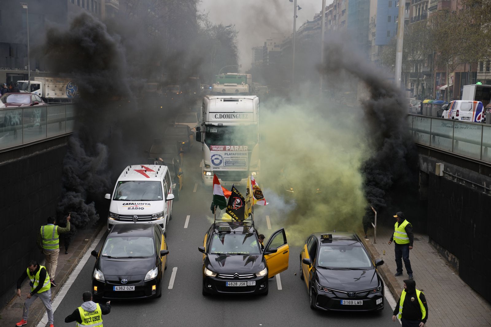 Unos 300 taxis secundan la marcha lenta en protesta por el precio combustible