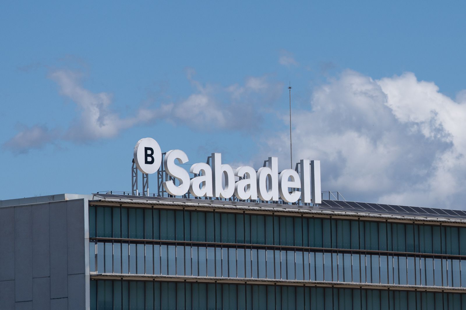 Exterior de la sede de Banco Sabadell, a 17 de abril de 2025, en Barcelona, Cataluña (España).