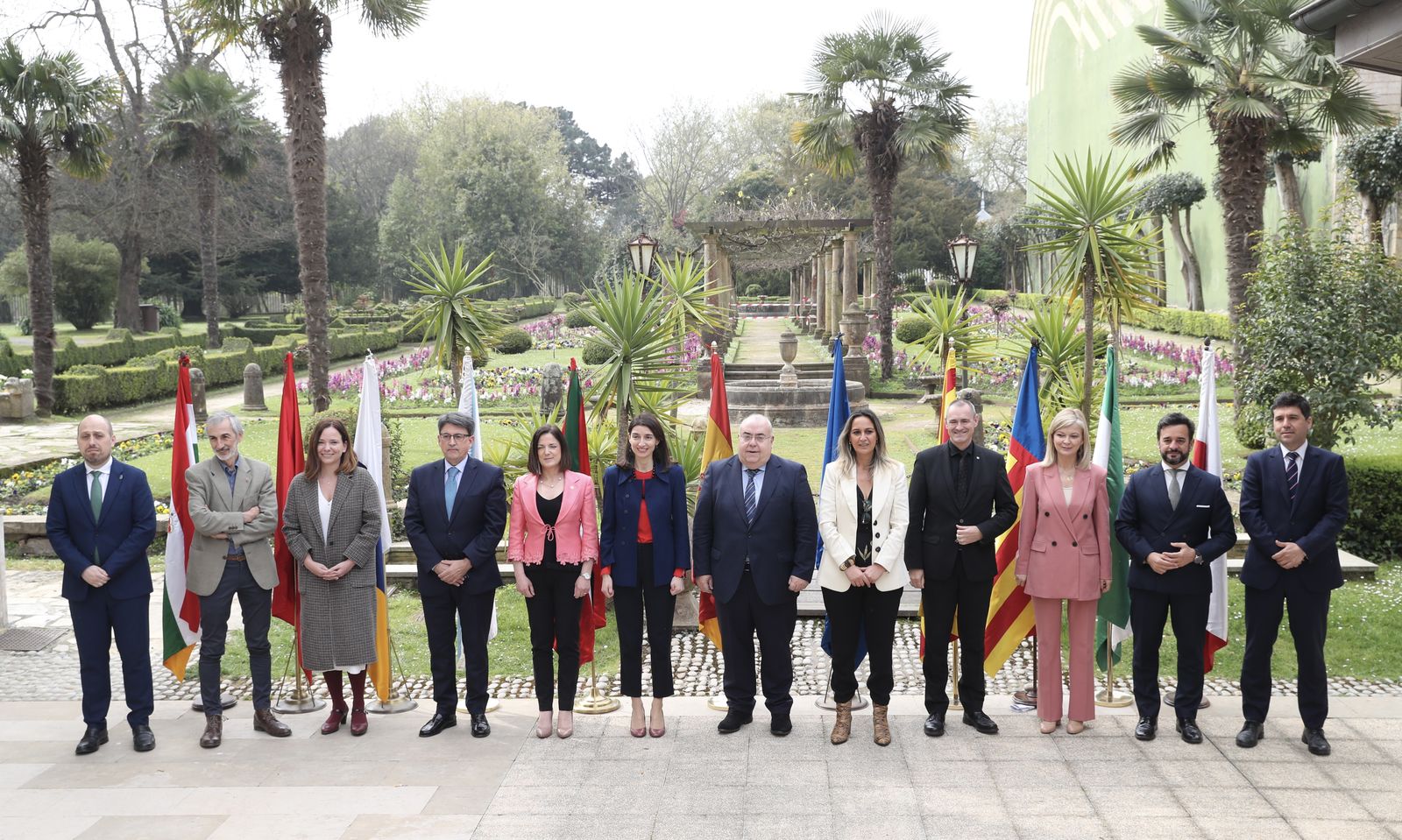 La ministra de Justicia, Pilar Llop (6i), posa con representantes de Comunidades Autónomas en Avilés. EFE/J.L. Cereijido